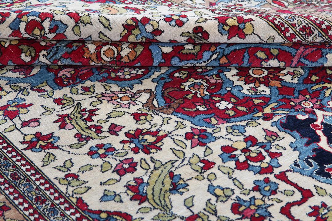Antiek Isfahan-tapijt uit het Midden-Oosten in veelkleurig met bloemmotieven