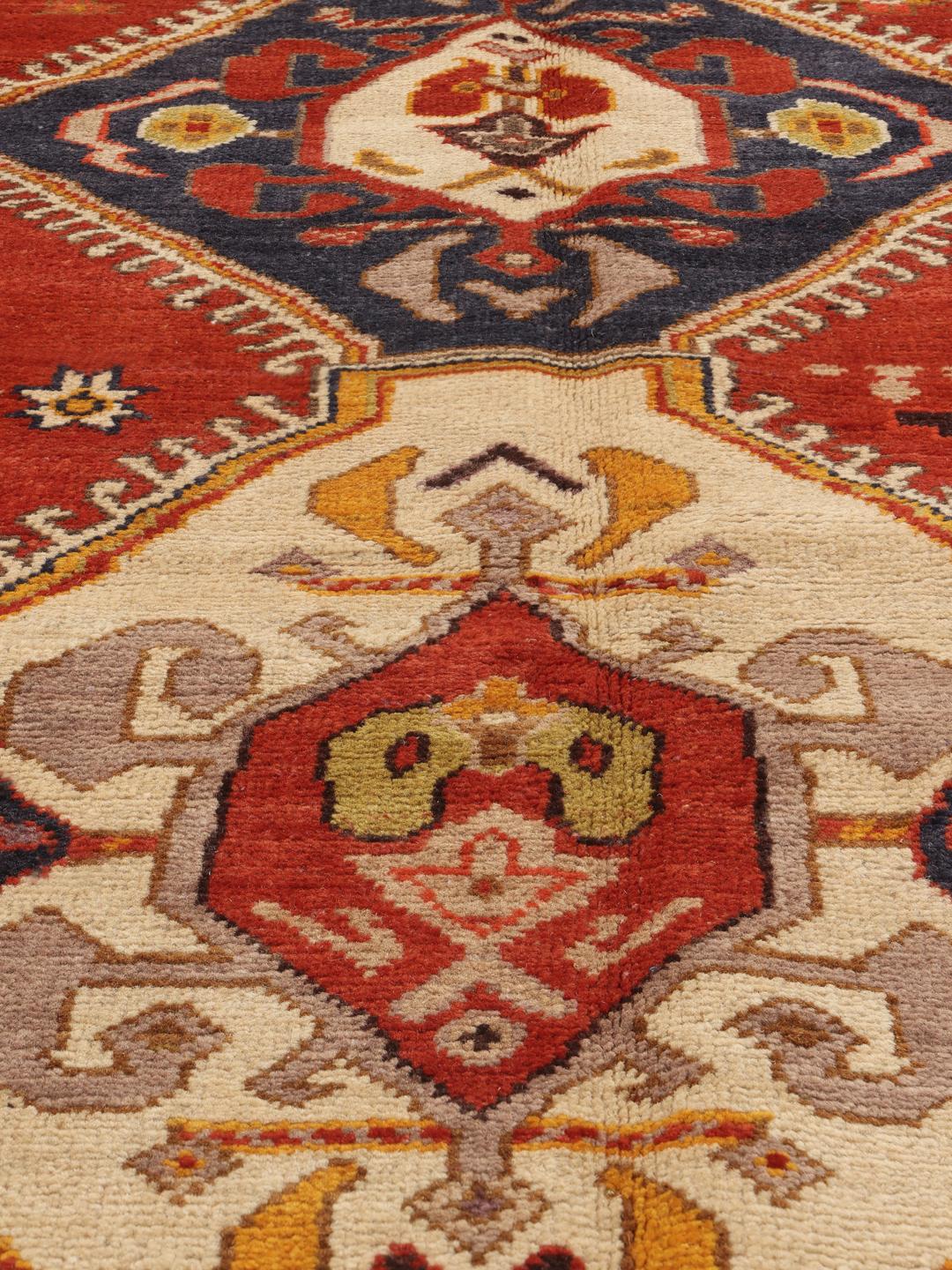 Afghaans Kazak-tapijt met een gedurfd rood en donkerbruin geometrisch patroon