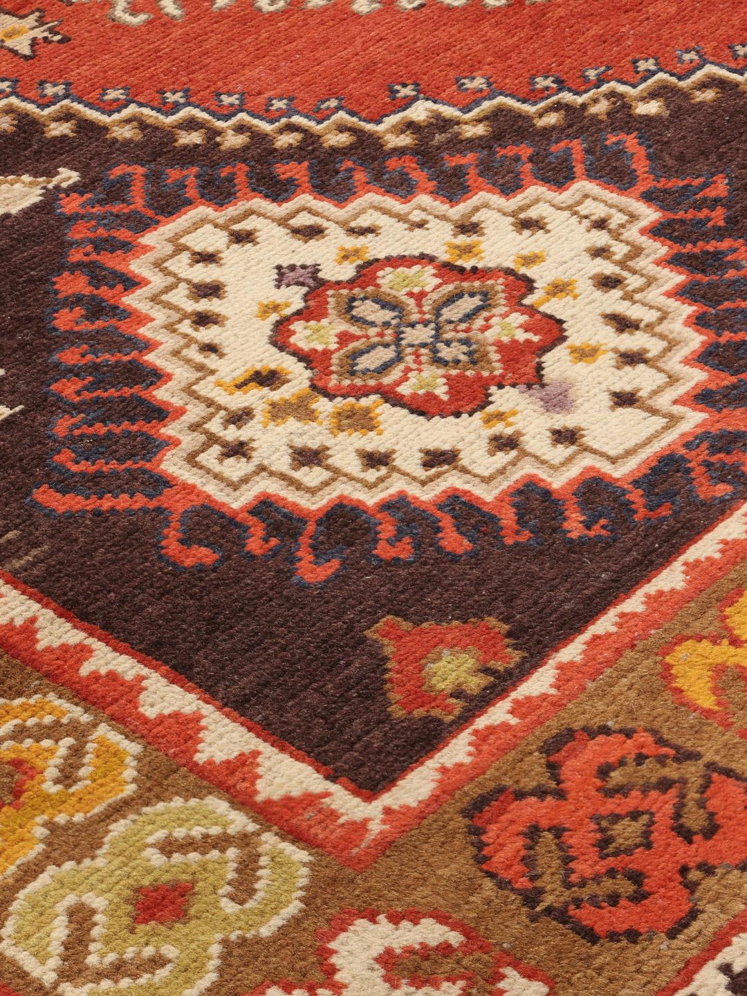 Afghaans Kazak-tapijt met een gedurfd rood en donkerbruin geometrisch patroon
