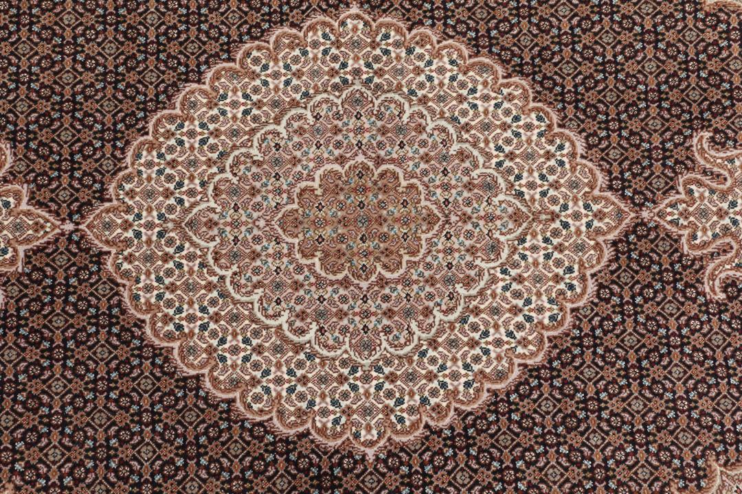 Et håndknyttet Tabriz 50 Raj-tæppe fra Mellemøsten med et medaljondesign i flere farver.