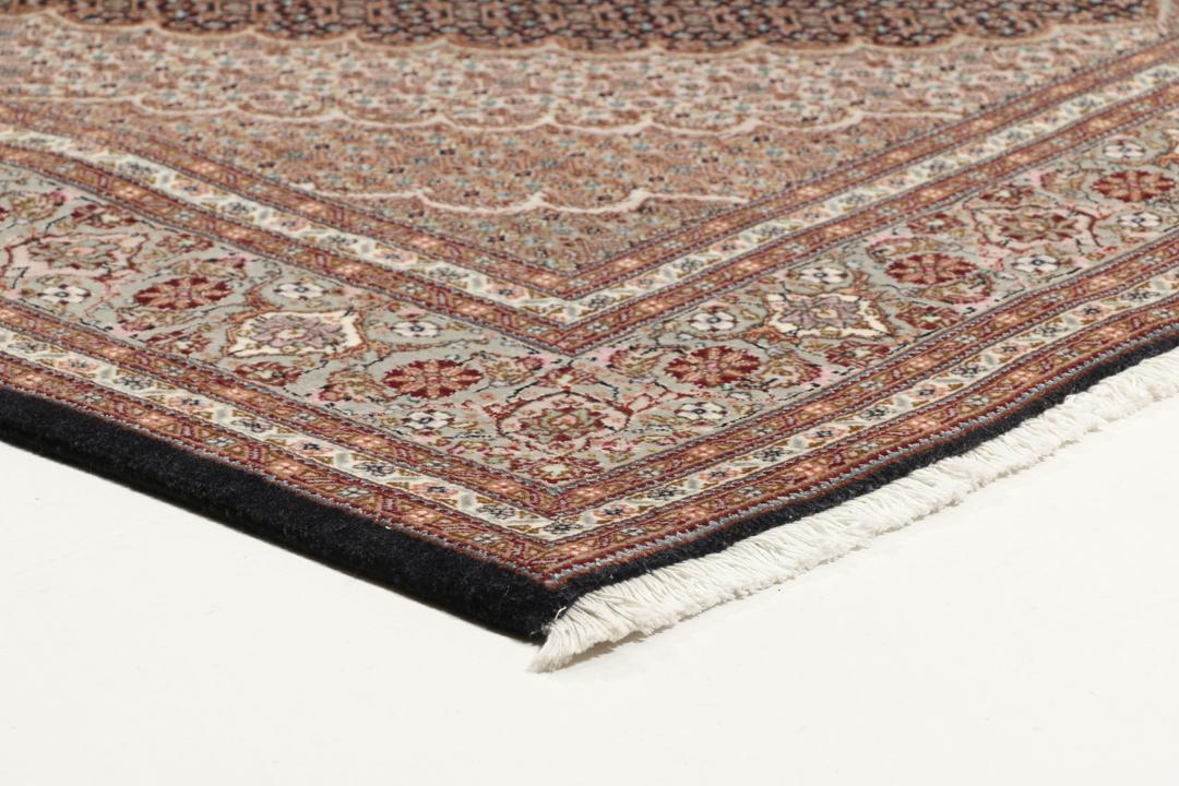 Et håndknyttet Tabriz 50 Raj-tæppe fra Mellemøsten med et medaljondesign i flere farver.