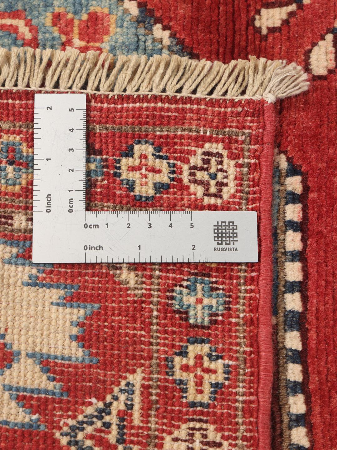 Pasarelă Kazak înnodată manual din Afganistan cu motive geometrice roșii, albastre și galbene.