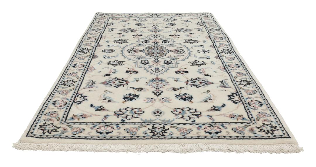 Een handgeknoopt Nain 9La-tapijt uit het Midden-Oosten met een beige achtergrond en bloemmotieven.