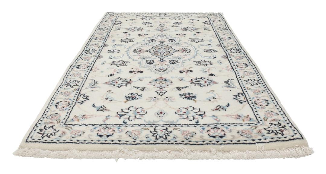Een handgeknoopt Nain 9La-tapijt uit het Midden-Oosten met een beige achtergrond en bloemmotieven.