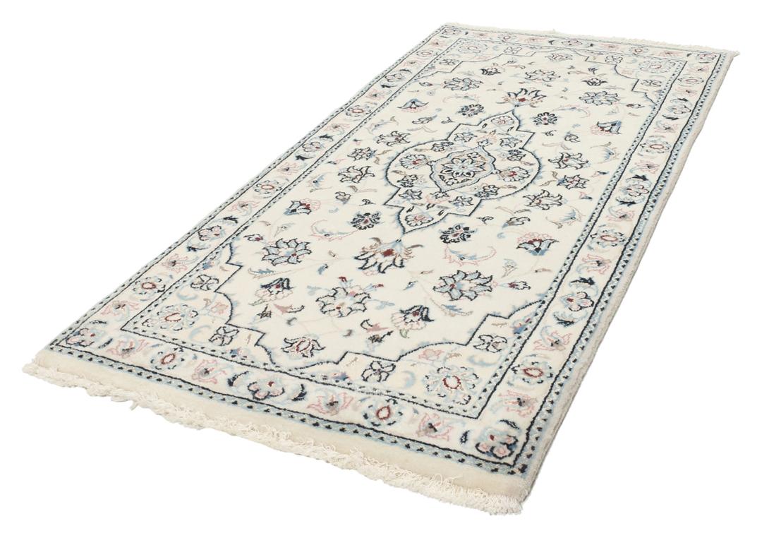 Handgeknoopt Nain 9La tapijt uit het Midden-Oosten in beige met bloempatronen.