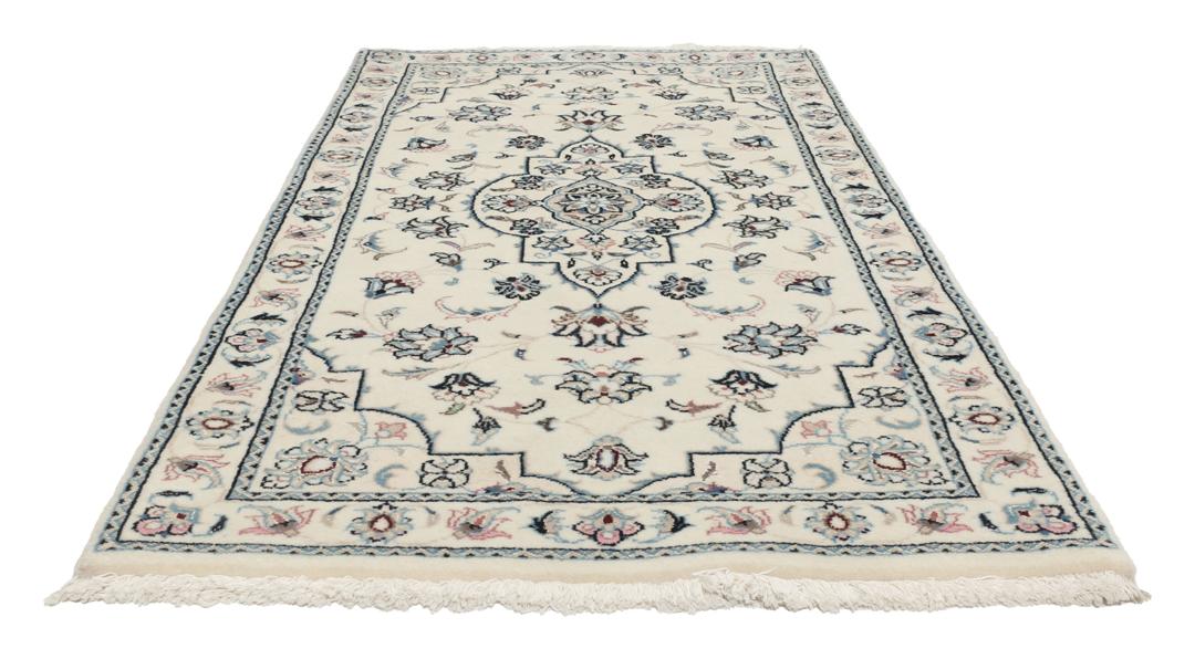 Handgeknoopt Nain 9La tapijt uit het Midden-Oosten in beige met bloempatronen.