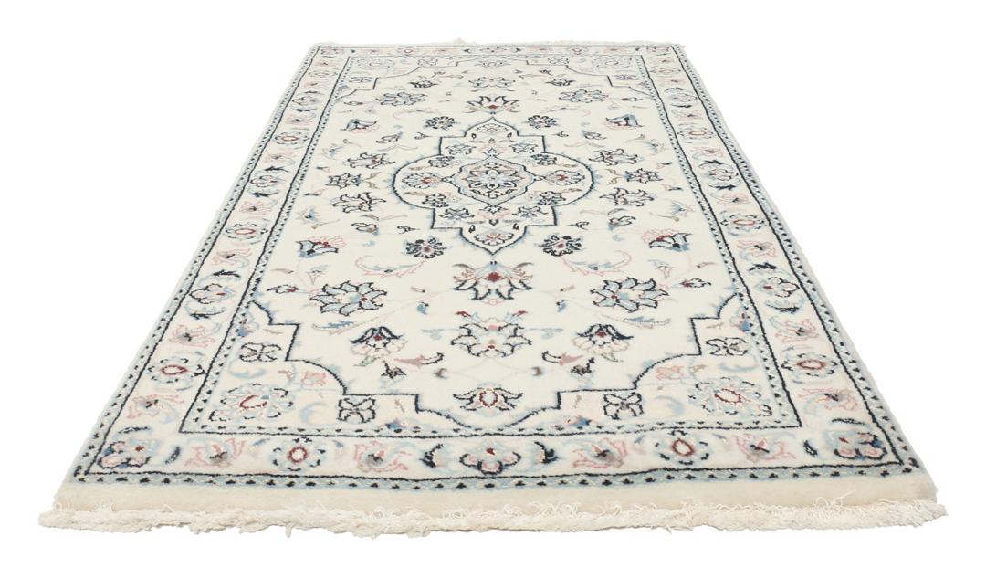 Handgeknoopt Nain 9La tapijt uit het Midden-Oosten in beige met bloempatronen.