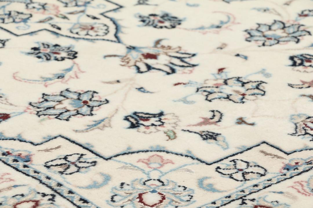 Handgeknoopt Nain 9La tapijt uit het Midden-Oosten in beige met bloempatronen.