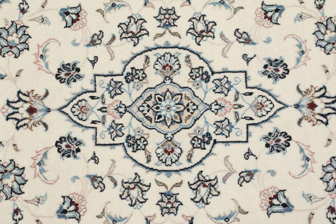 Handgeknoopt Nain 9La tapijt uit het Midden-Oosten in beige met bloempatronen.