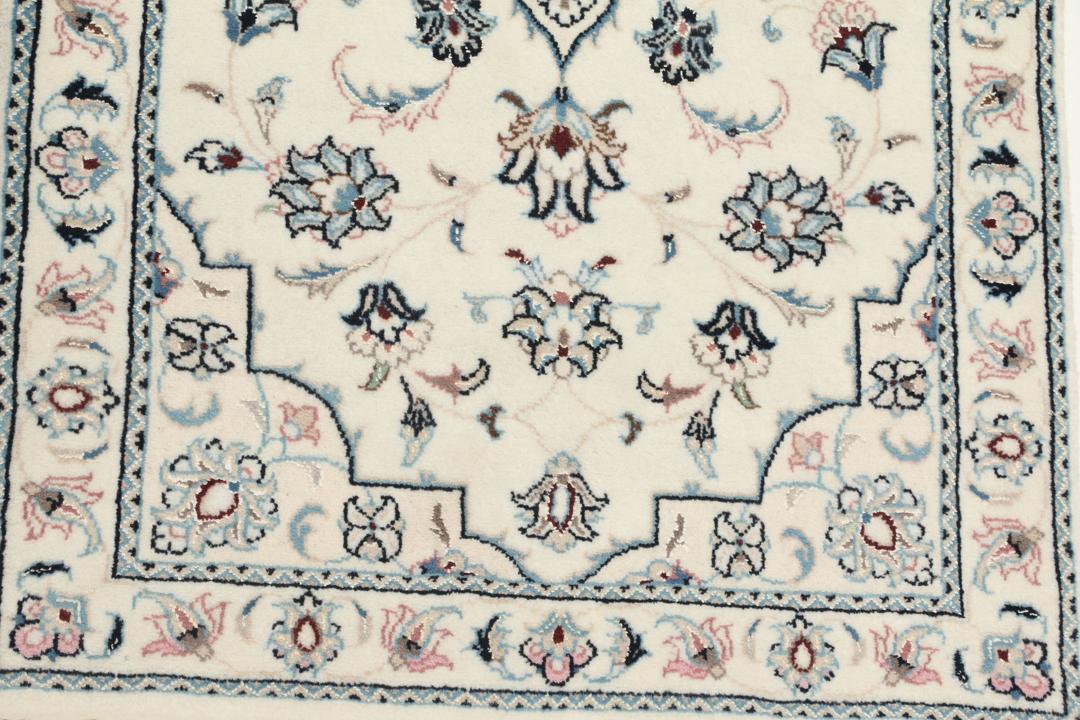 Handgeknoopt Nain 9La tapijt uit het Midden-Oosten in beige met bloempatronen.