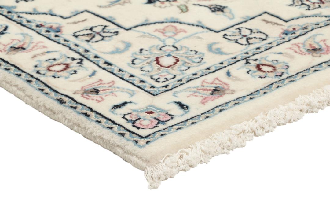 Handgeknoopt Nain 9La tapijt uit het Midden-Oosten in beige met bloempatronen.