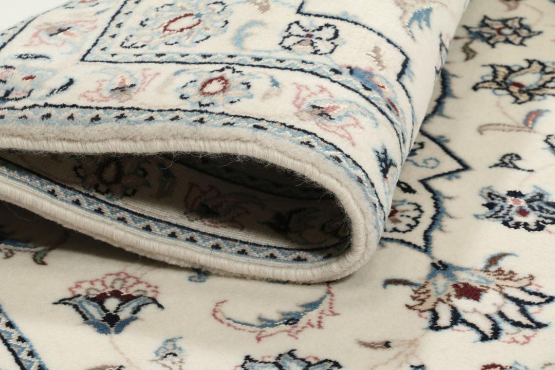 Handgeknoopt Nain 9La tapijt uit het Midden-Oosten in beige met bloempatronen.