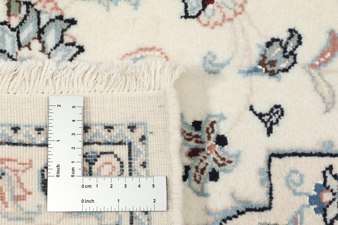 Handgeknoopt Nain 9La tapijt uit het Midden-Oosten in beige met bloempatronen.