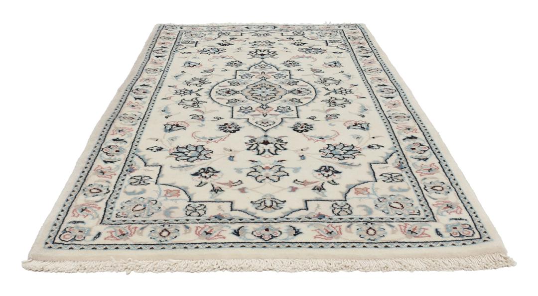 Een handgeknoopt Nain 9La tapijt met delicate bloemmotieven op een beige achtergrond.