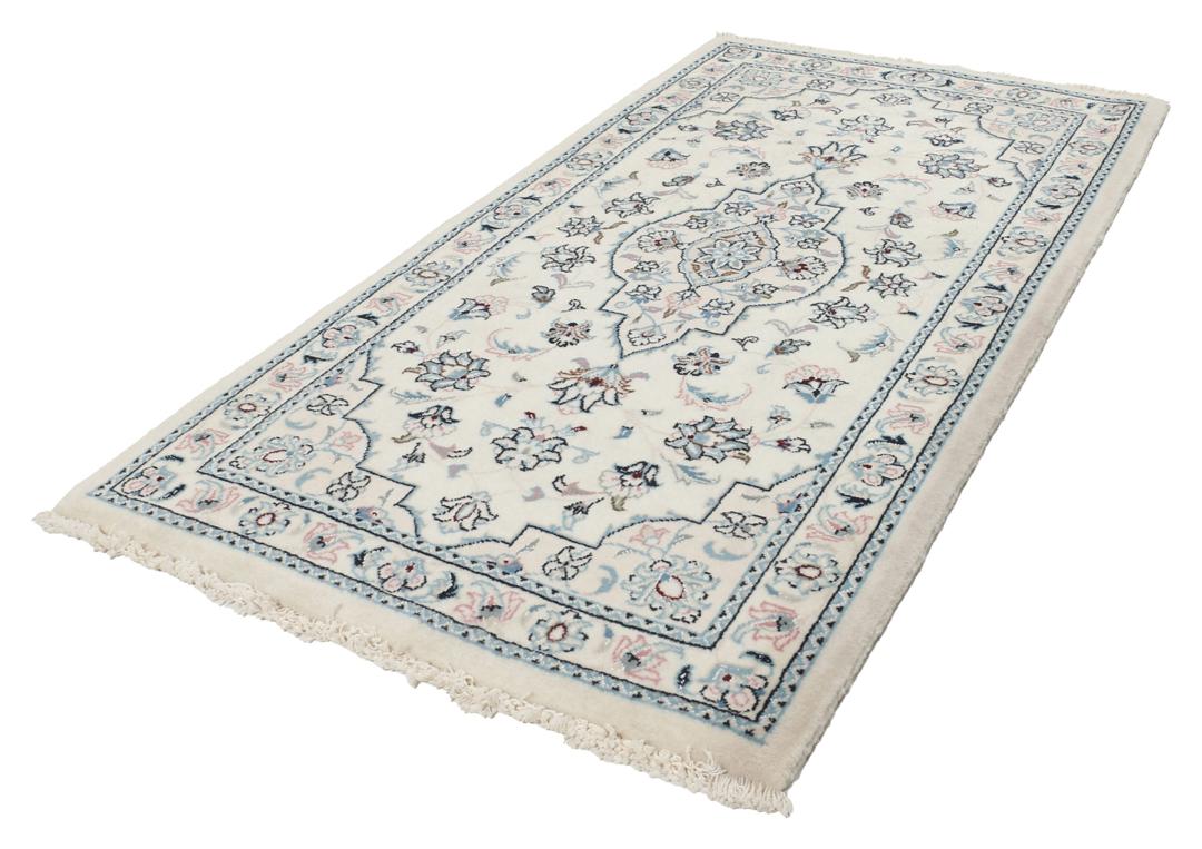 Een handgeknoopt Nain 9La tapijt met delicate bloempatronen in beige en blauw uit het Midden-Oosten