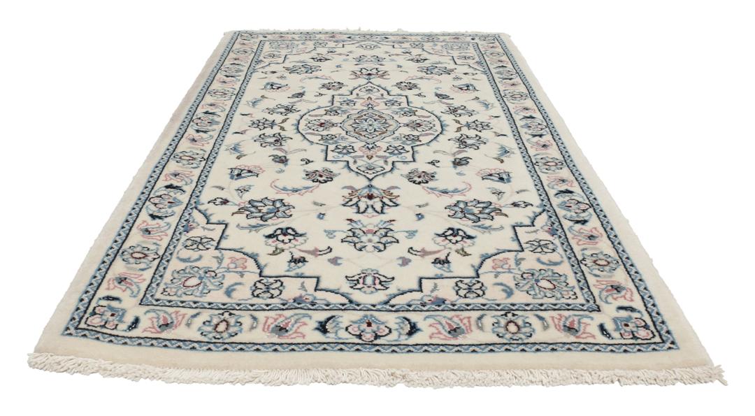 Een handgeknoopt Nain 9La tapijt met delicate bloempatronen in beige en blauw uit het Midden-Oosten