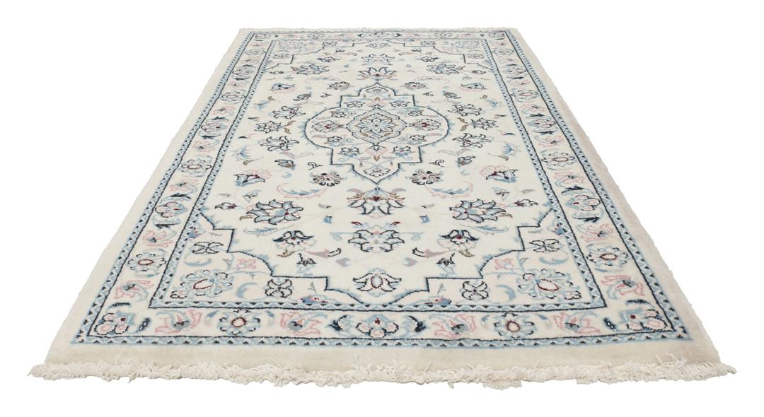 Een handgeknoopt Nain 9La tapijt met delicate bloempatronen in beige en blauw uit het Midden-Oosten
