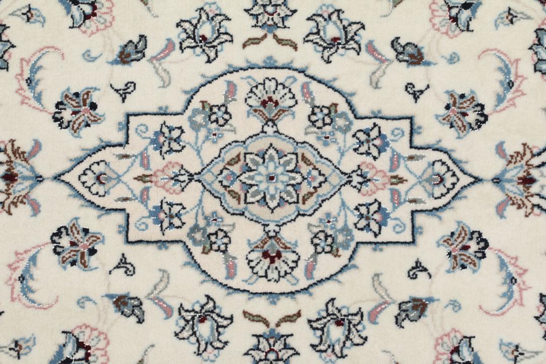 Een handgeknoopt Nain 9La tapijt met delicate bloempatronen in beige en blauw uit het Midden-Oosten