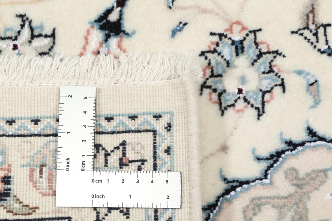 Een handgeknoopt Nain 9La tapijt met delicate bloempatronen in beige en blauw uit het Midden-Oosten