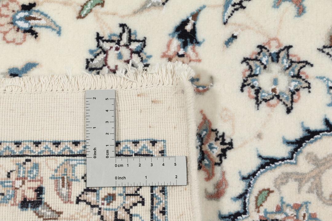 Håndknyttet Nain 9La tæppe fra Mellemøsten med en cremet baggrund og blomstermotiver.