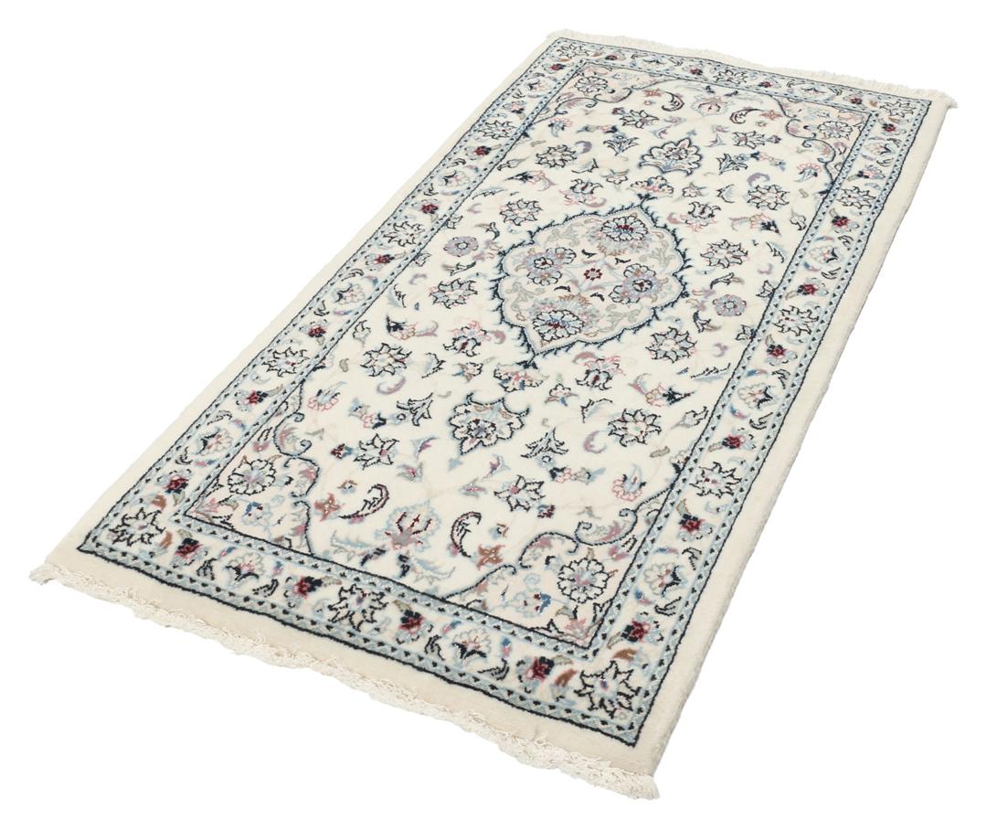 Handgeknoopt Nain 9La tapijt met delicate bloempatronen in beige en blauwe tinten uit het Midden-Oosten.