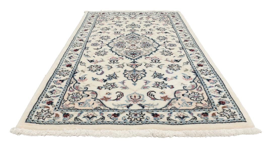 Handgeknoopt Nain 9La tapijt met delicate bloempatronen in beige en blauwe tinten uit het Midden-Oosten.