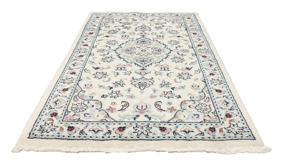 Handgeknoopt Nain 9La tapijt met delicate bloempatronen in beige en blauwe tinten uit het Midden-Oosten.