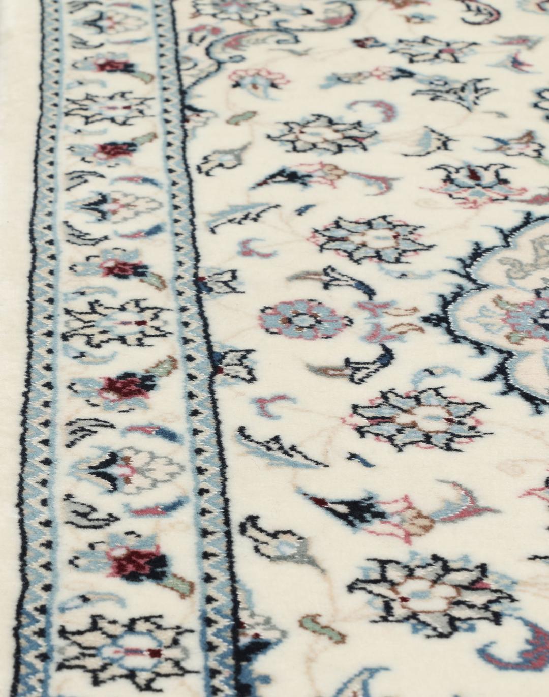 Handgeknoopt Nain 9La tapijt met delicate bloempatronen in beige en blauwe tinten uit het Midden-Oosten.