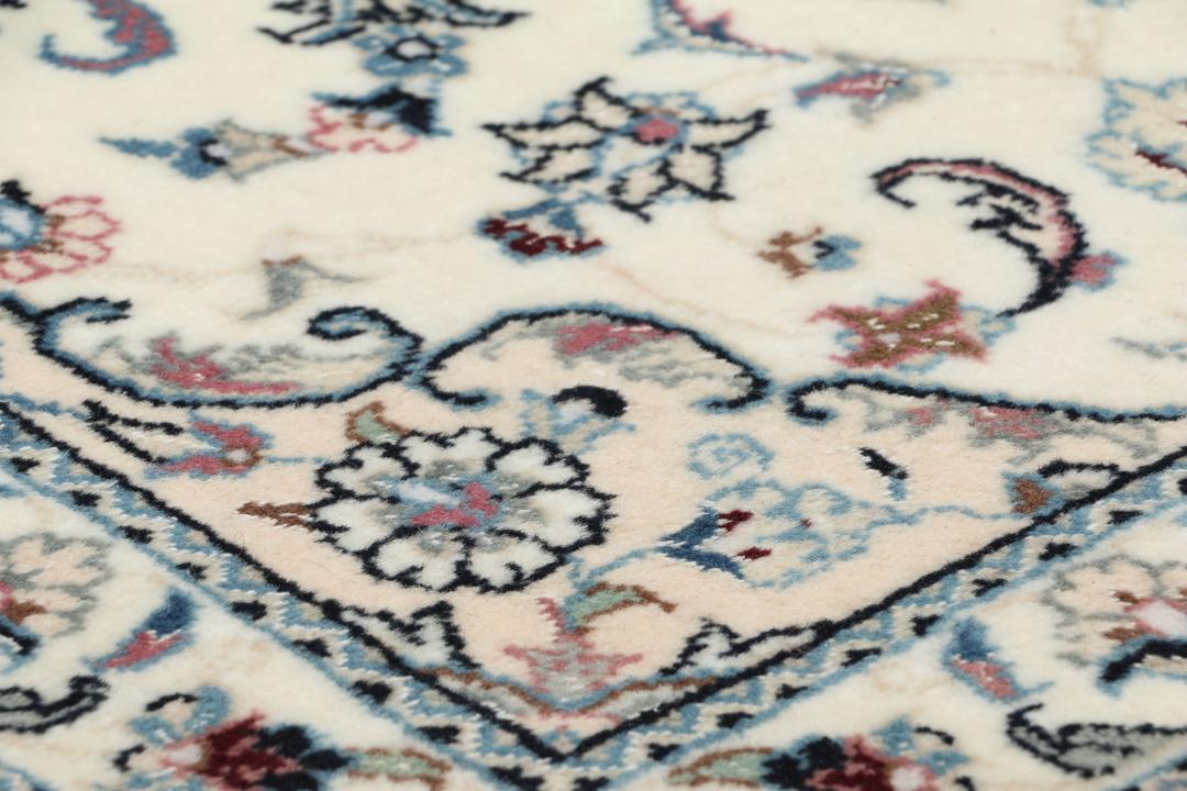 Handgeknoopt Nain 9La tapijt met delicate bloempatronen in beige en blauwe tinten uit het Midden-Oosten.