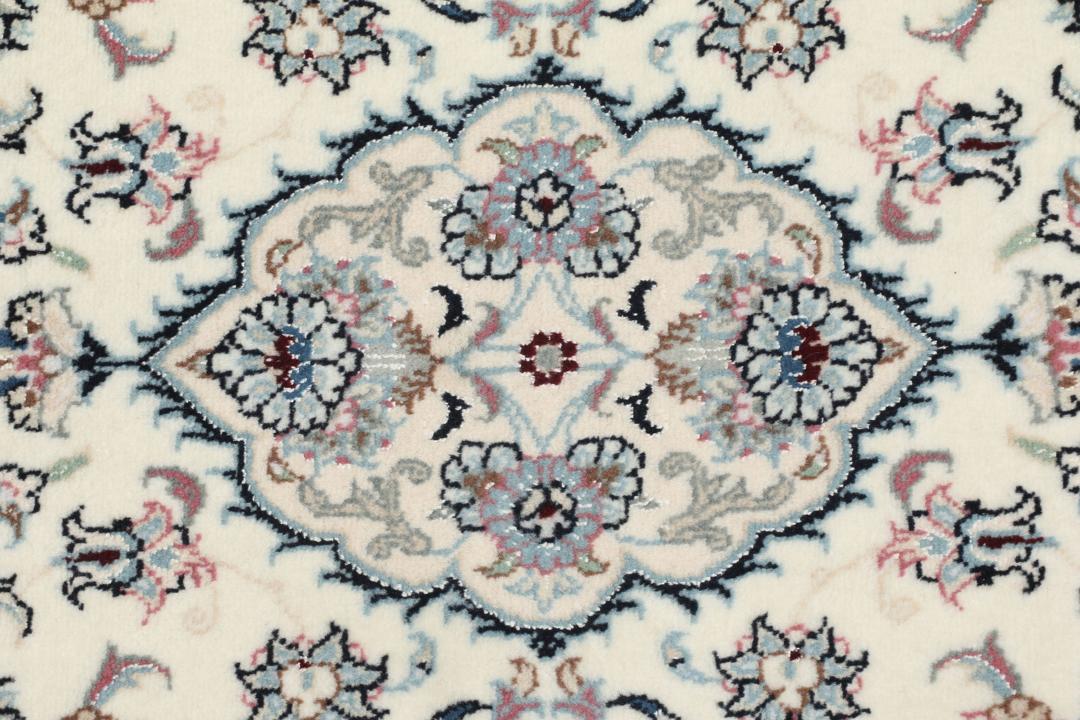 Handgeknoopt Nain 9La tapijt met delicate bloempatronen in beige en blauwe tinten uit het Midden-Oosten.