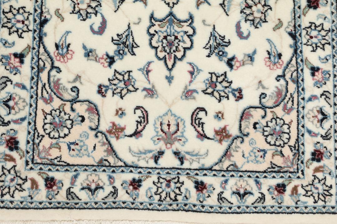 Handgeknoopt Nain 9La tapijt met delicate bloempatronen in beige en blauwe tinten uit het Midden-Oosten.