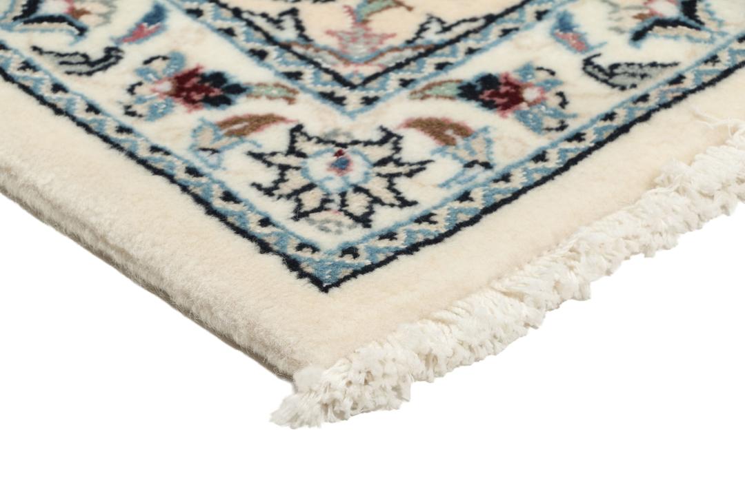 Handgeknoopt Nain 9La tapijt met delicate bloempatronen in beige en blauwe tinten uit het Midden-Oosten.