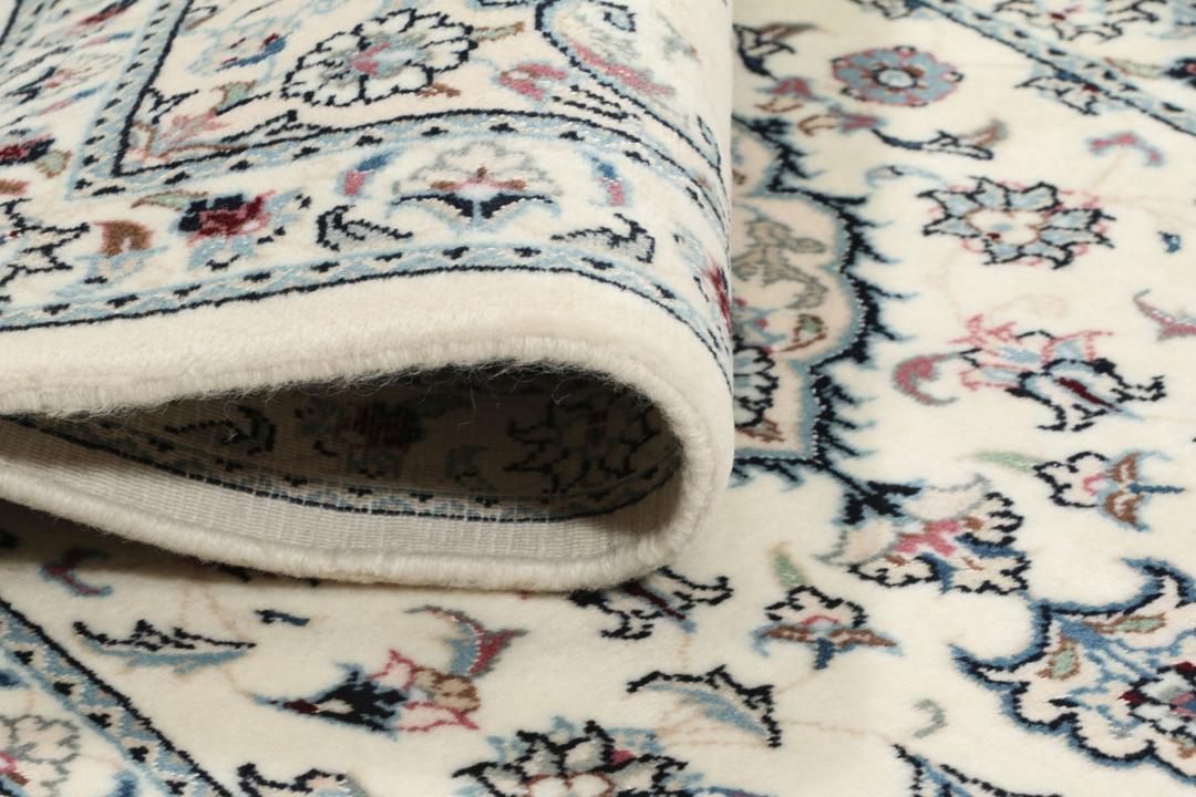 Handgeknoopt Nain 9La tapijt met delicate bloempatronen in beige en blauwe tinten uit het Midden-Oosten.