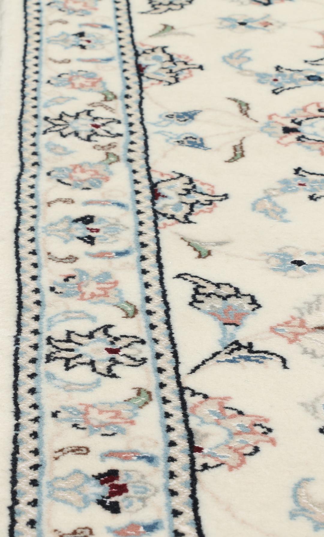 Handgeknoopt Nain 9La tapijt met complexe bloempatronen in beige en zachte blauwtinten