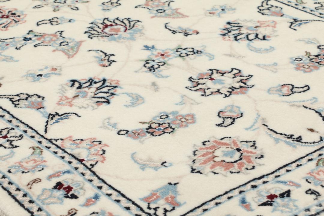 Handgeknoopt Nain 9La tapijt met complexe bloempatronen in beige en zachte blauwtinten