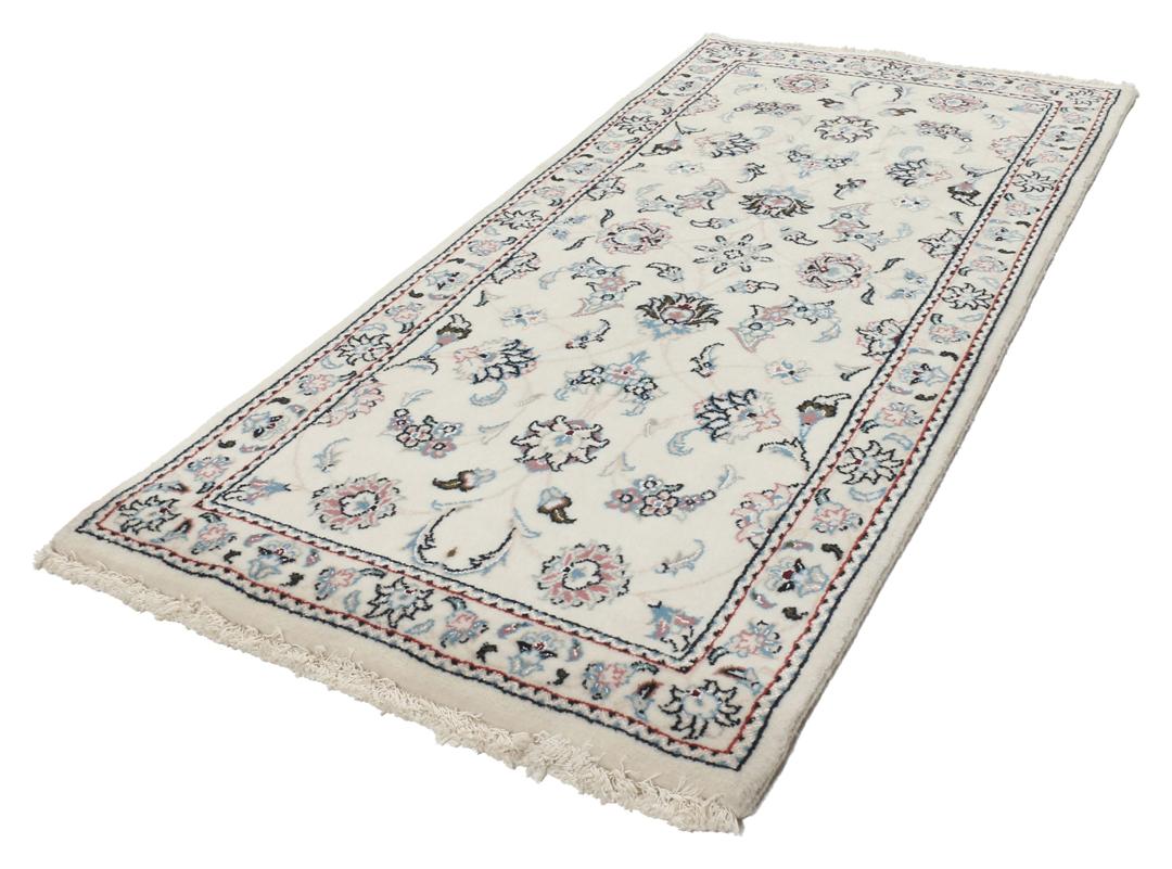 Handgeknoopt Nain 9La tapijt met delicate blauwe en roze bloemmotieven op een beige achtergrond