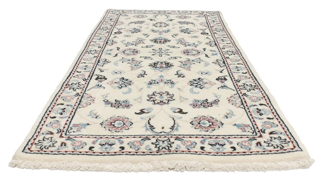 Handgeknoopt Nain 9La tapijt met delicate blauwe en roze bloemmotieven op een beige achtergrond