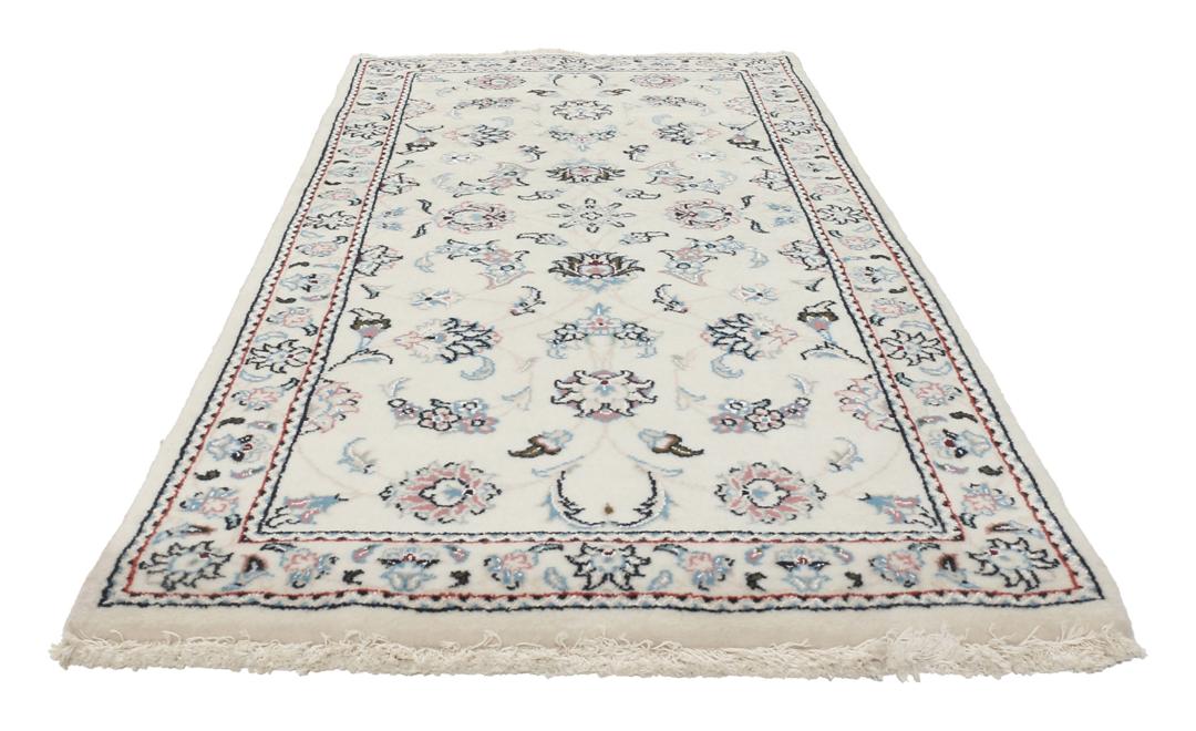 Handgeknoopt Nain 9La tapijt met delicate blauwe en roze bloemmotieven op een beige achtergrond