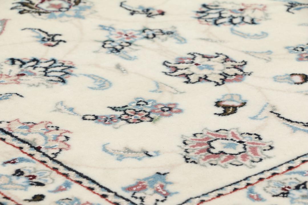 Handgeknoopt Nain 9La tapijt met delicate blauwe en roze bloemmotieven op een beige achtergrond
