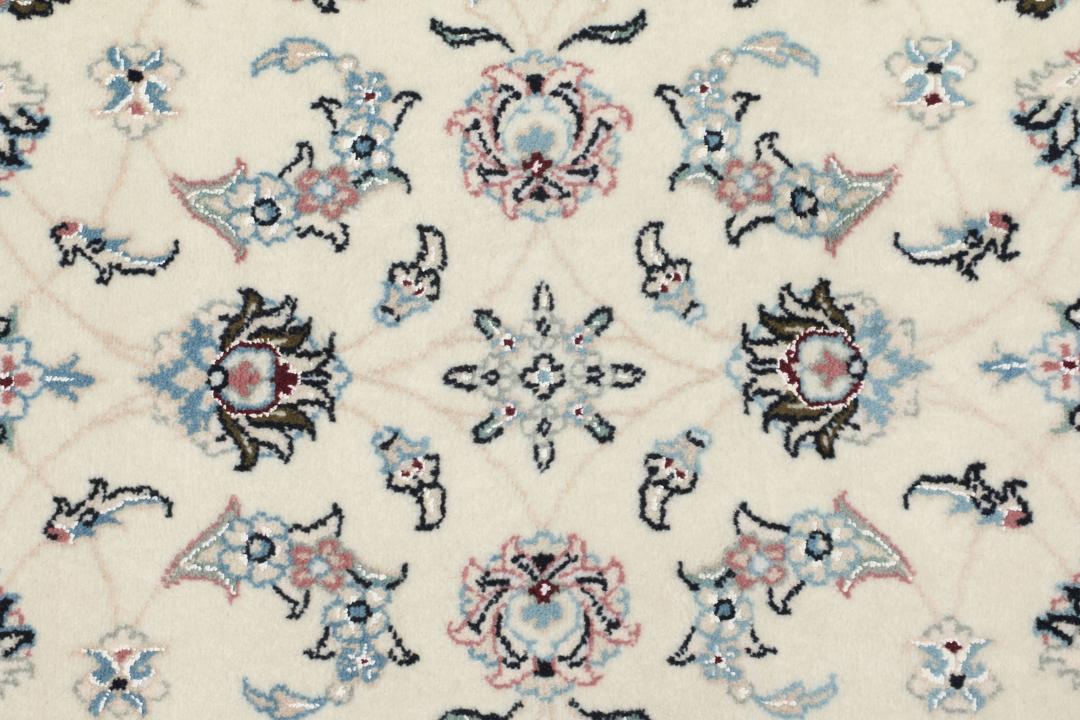 Handgeknoopt Nain 9La tapijt met delicate blauwe en roze bloemmotieven op een beige achtergrond