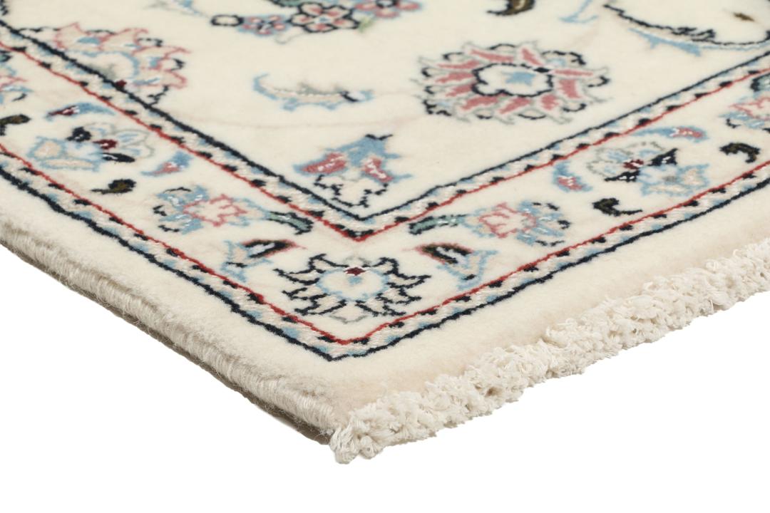 Handgeknoopt Nain 9La tapijt met delicate blauwe en roze bloemmotieven op een beige achtergrond