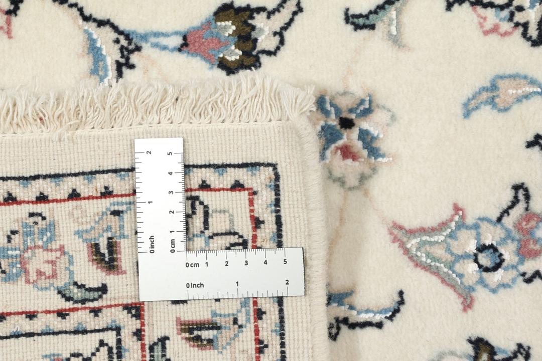 Handgeknoopt Nain 9La tapijt met delicate blauwe en roze bloemmotieven op een beige achtergrond