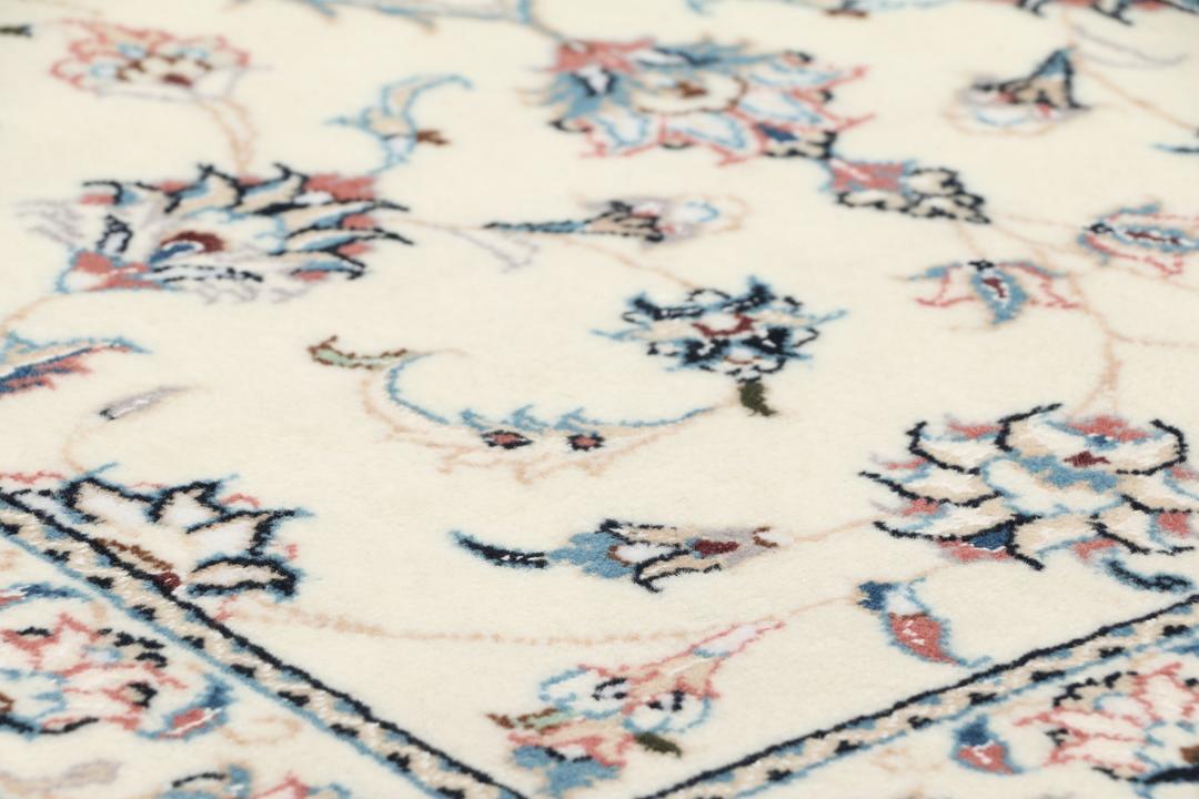 Håndknyttet Nain 9La-tæppe med blomstermønster i beige og blå fra Mellemøsten
