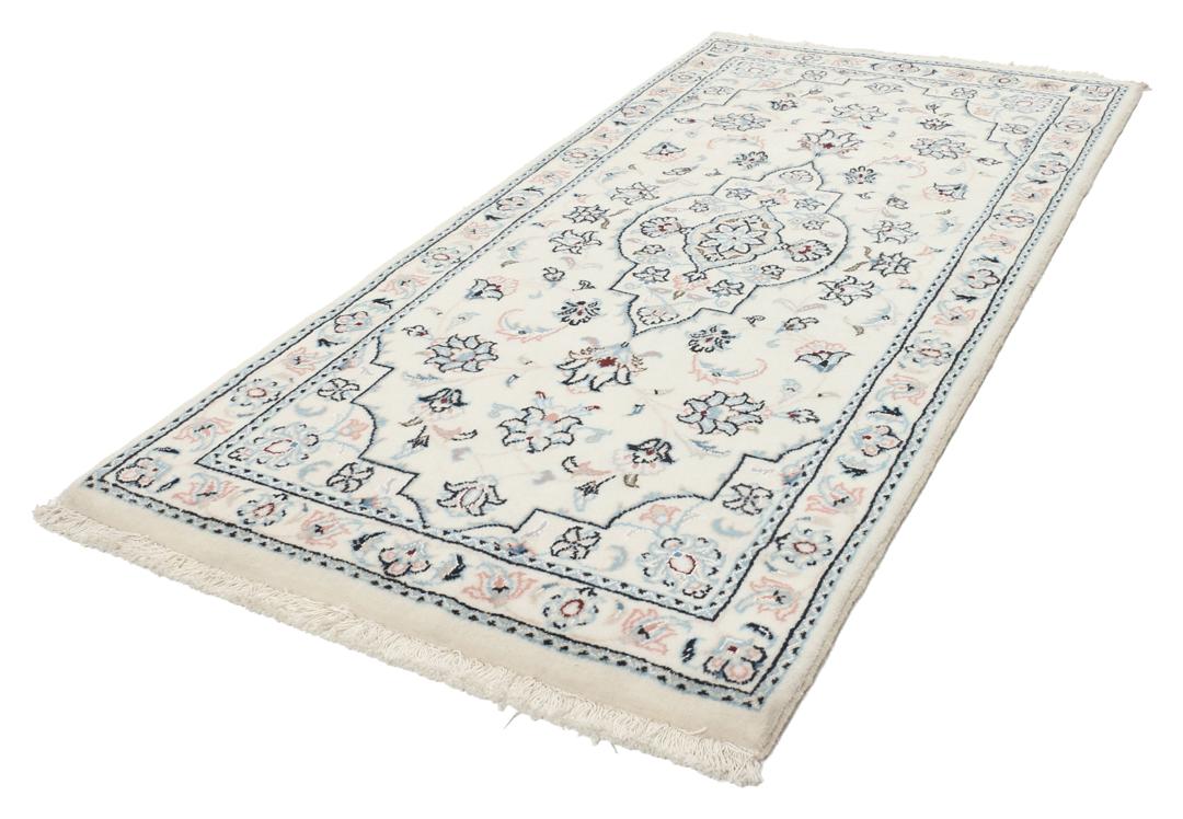 Handgeknoopt Nain 9La tapijt met een bloemmedaillonontwerp in beige, blauwe en roze tinten.
