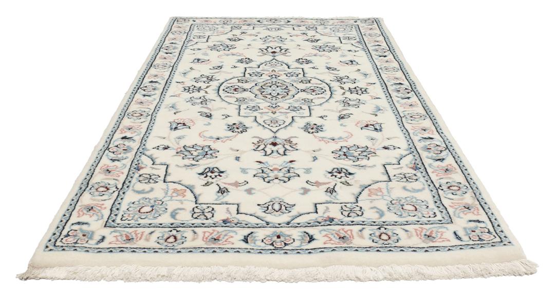 Handgeknoopt Nain 9La tapijt met een bloemmedaillonontwerp in beige, blauwe en roze tinten.
