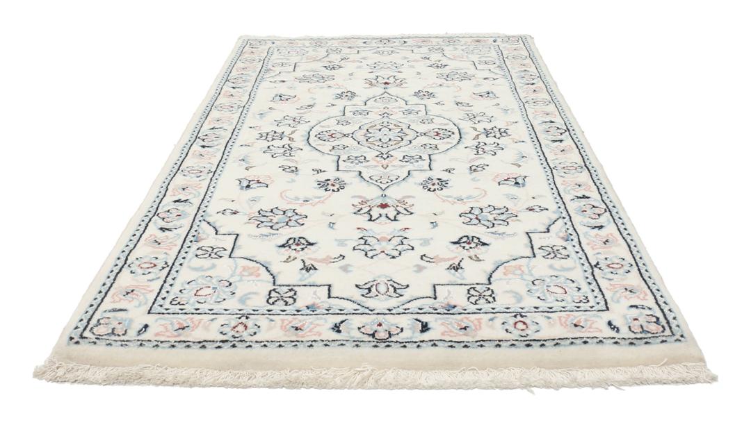 Handgeknoopt Nain 9La tapijt met een bloemmedaillonontwerp in beige, blauwe en roze tinten.