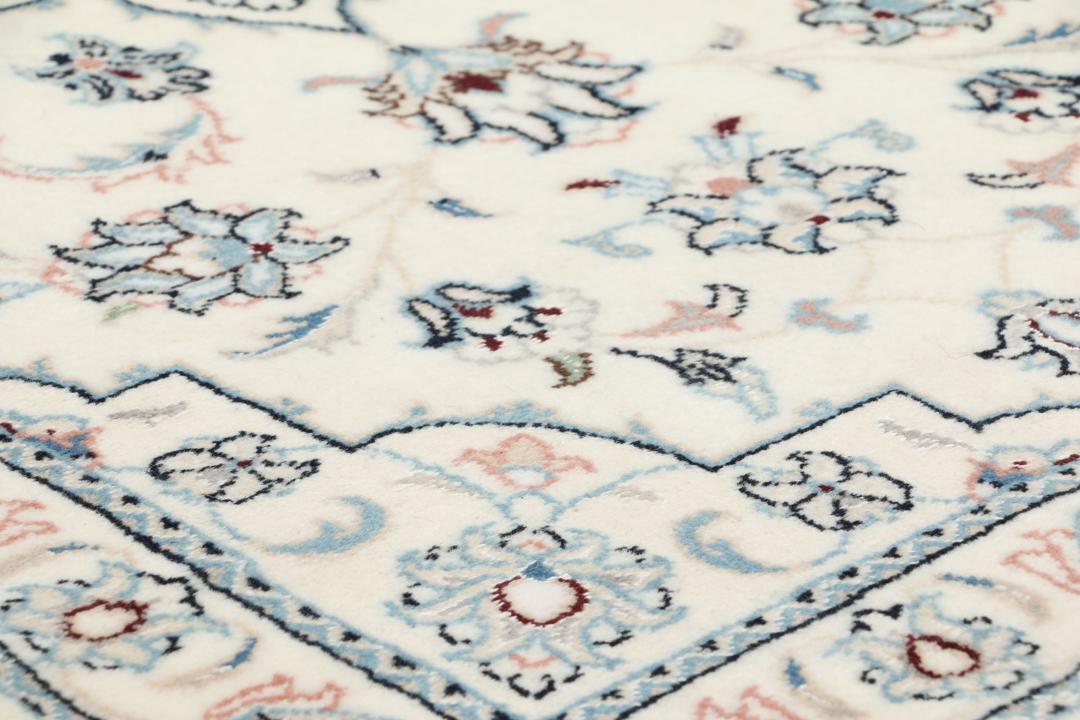 Handgeknoopt Nain 9La tapijt met een bloemmedaillonontwerp in beige, blauwe en roze tinten.