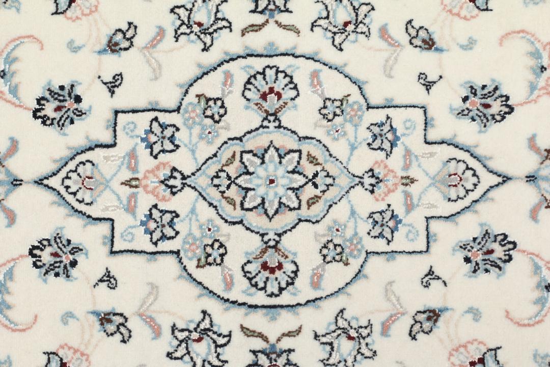 Handgeknoopt Nain 9La tapijt met een bloemmedaillonontwerp in beige, blauwe en roze tinten.