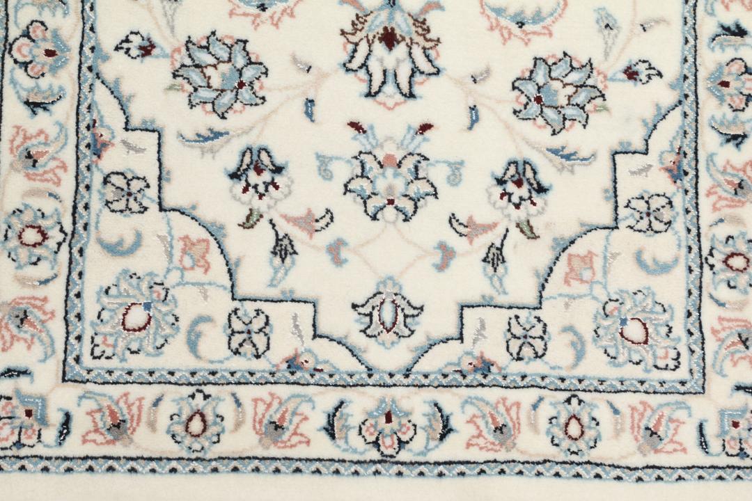 Handgeknoopt Nain 9La tapijt met een bloemmedaillonontwerp in beige, blauwe en roze tinten.