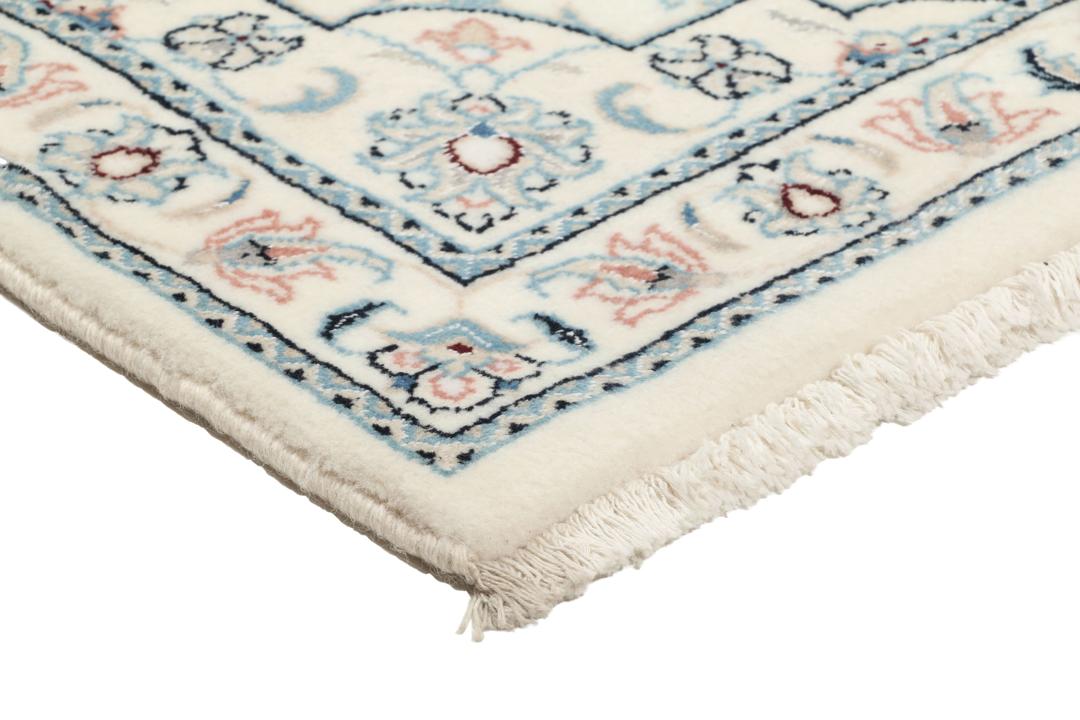 Handgeknoopt Nain 9La tapijt met een bloemmedaillonontwerp in beige, blauwe en roze tinten.